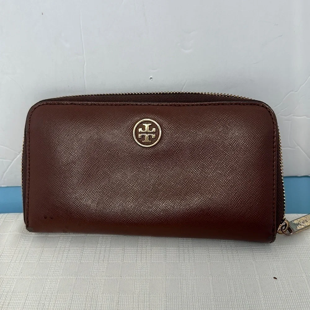 Tory Burch Robinson Zip Continental Wallet in chocolate